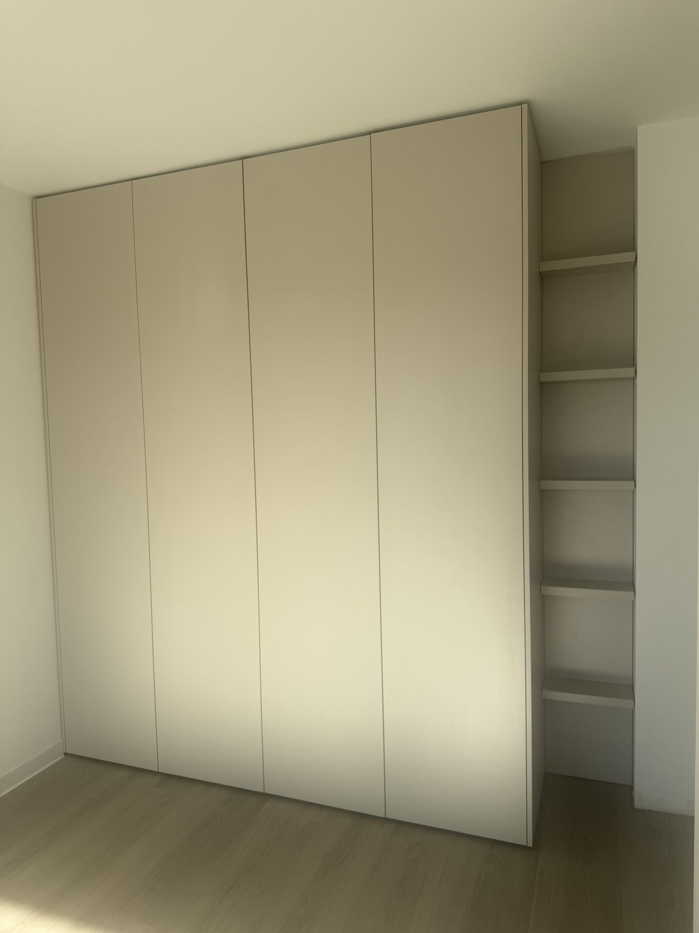 Dormitor modern - amenajare interioară