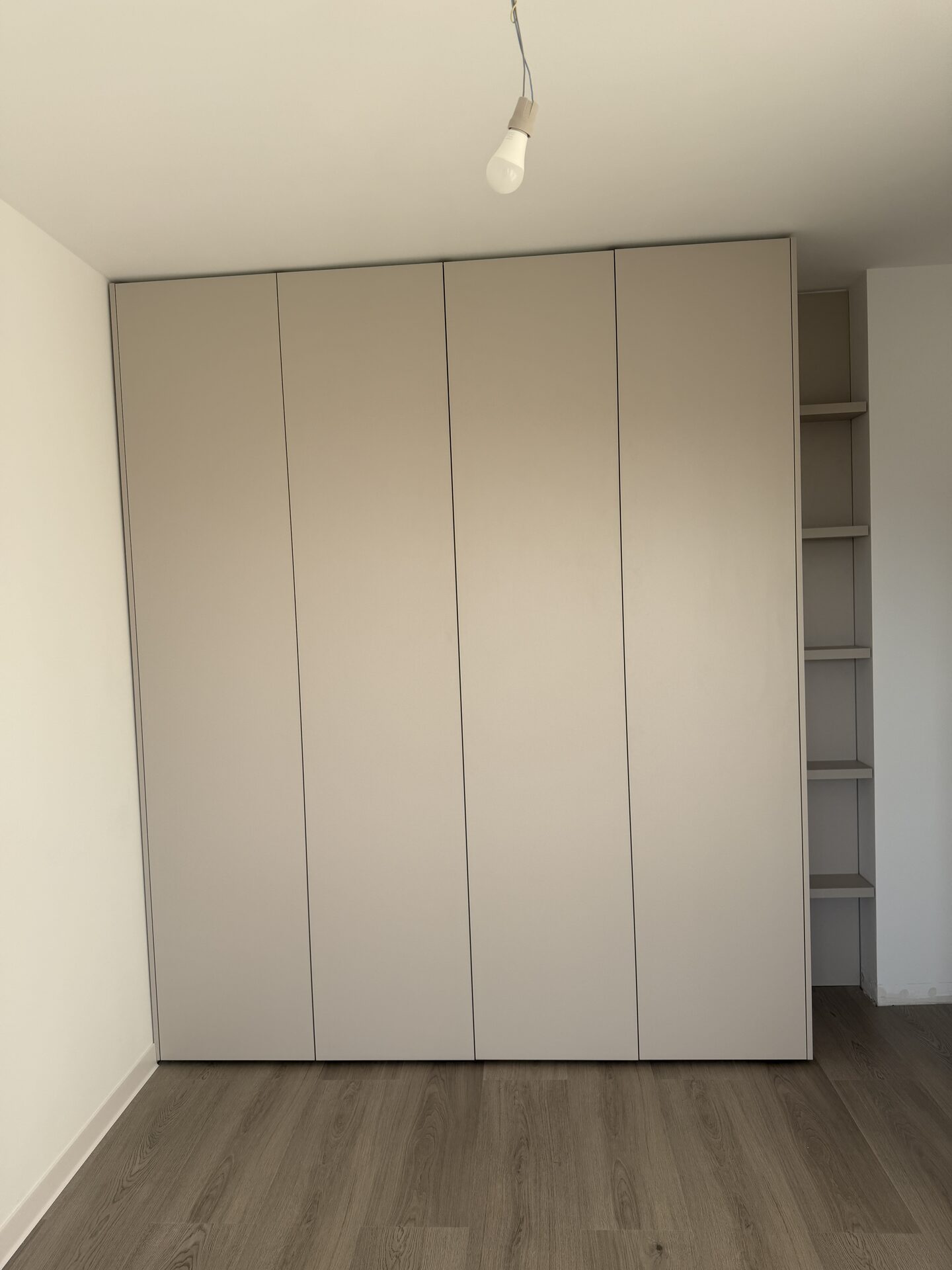 Dormitor modern - amenajare interioară