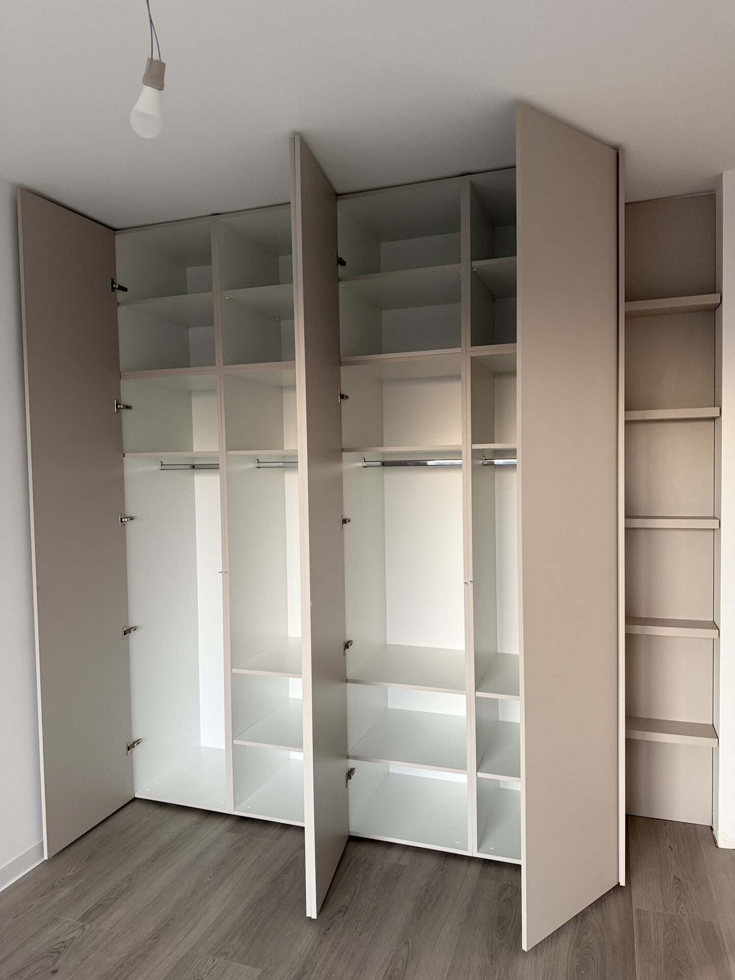 Dormitor modern - amenajare interioară