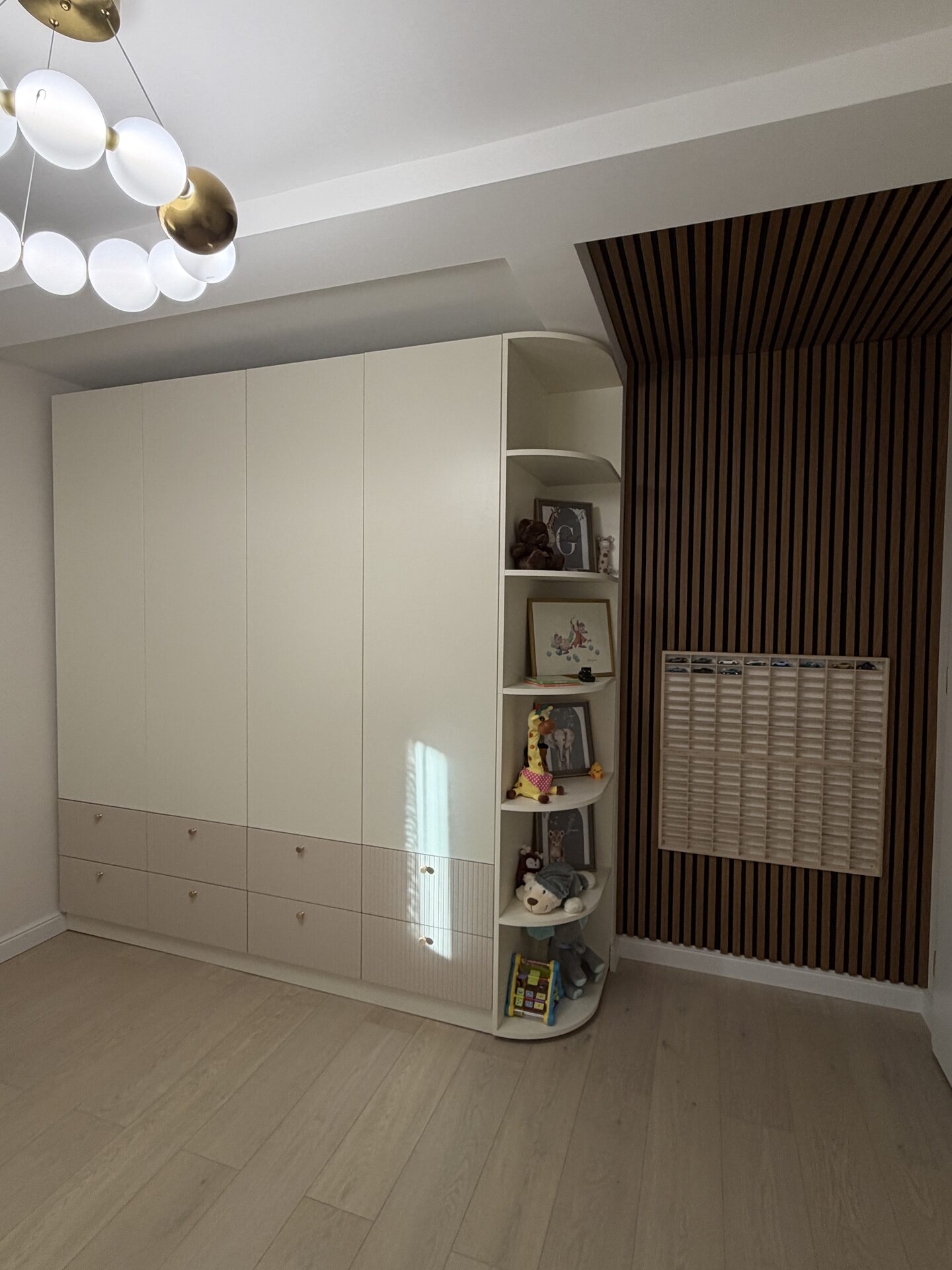 Dormitor modern - amenajare interioară