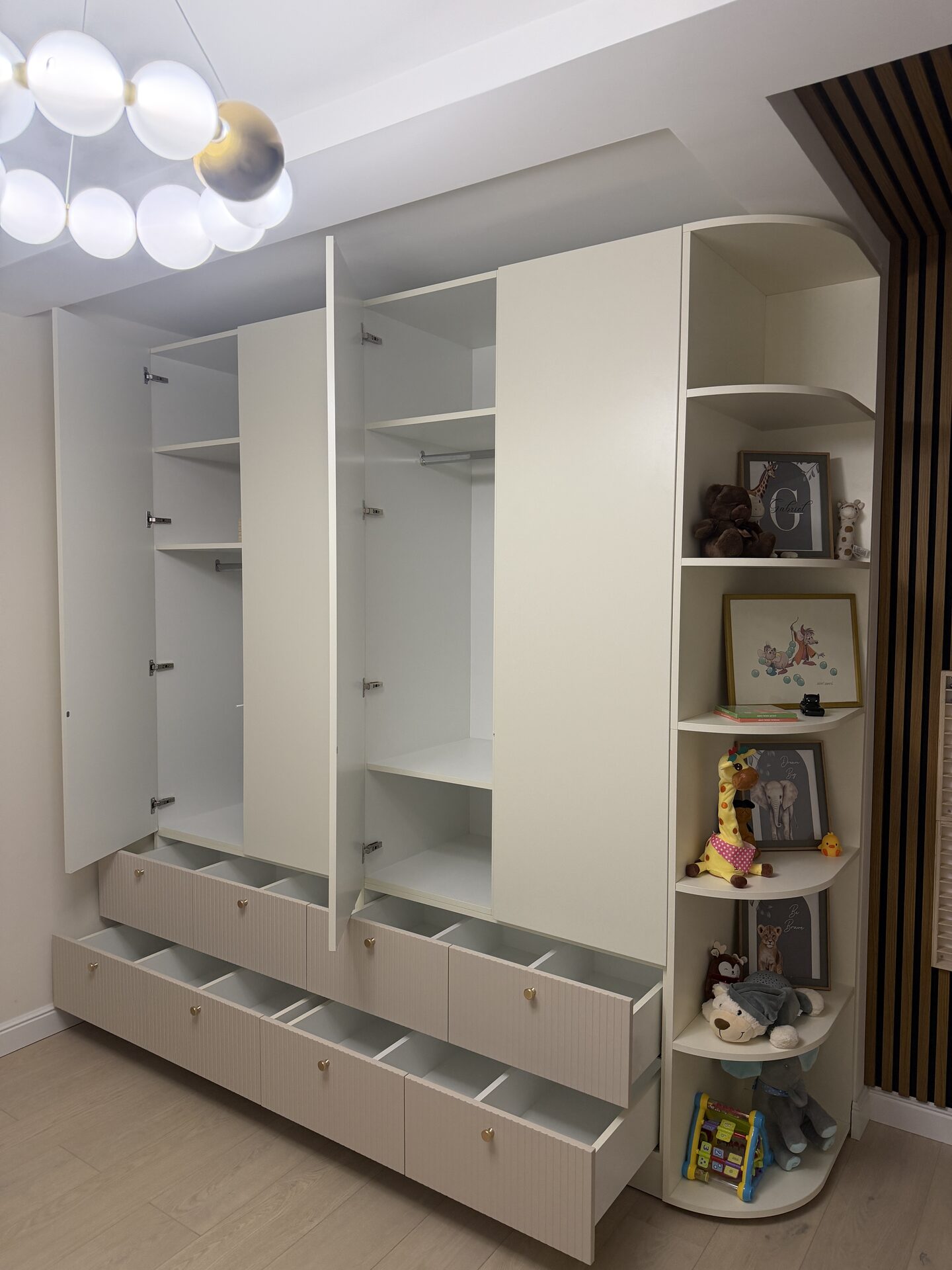 Dormitor modern - amenajare interioară