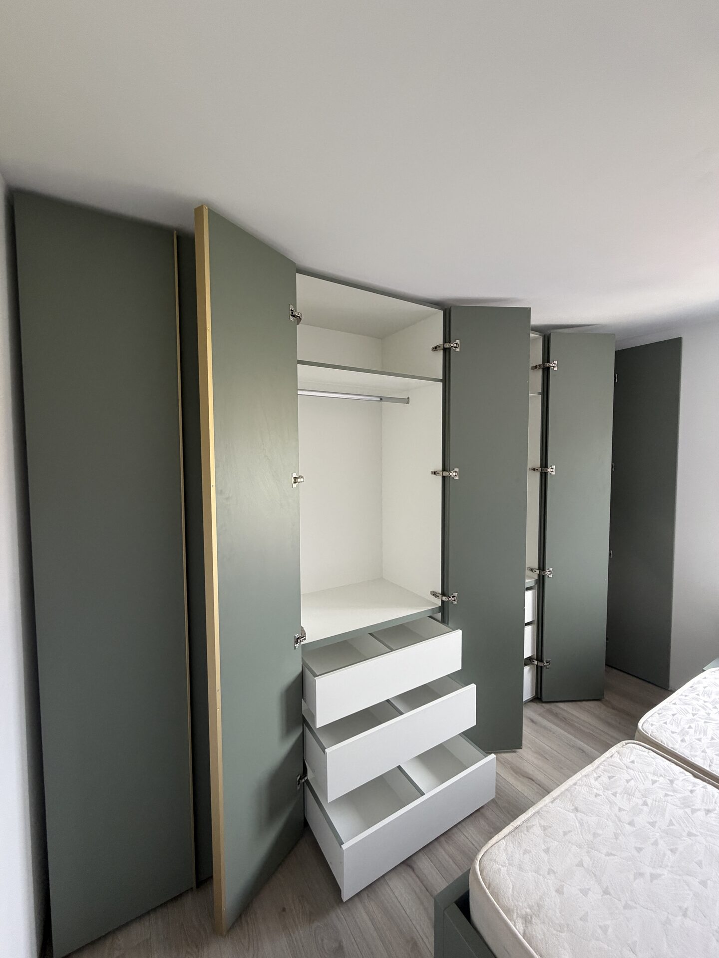 Dormitor modern - amenajare interioară