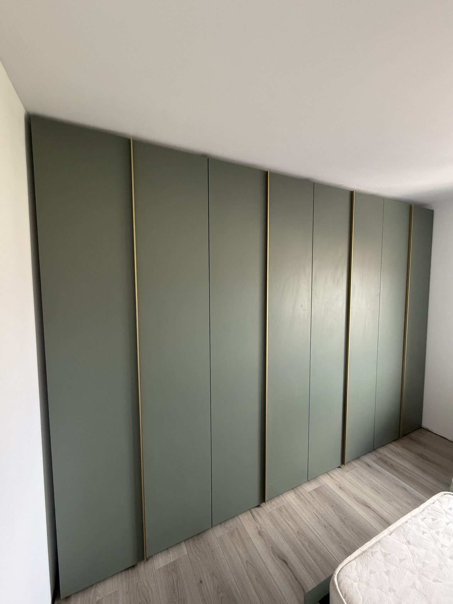 Dormitor modern - amenajare interioară