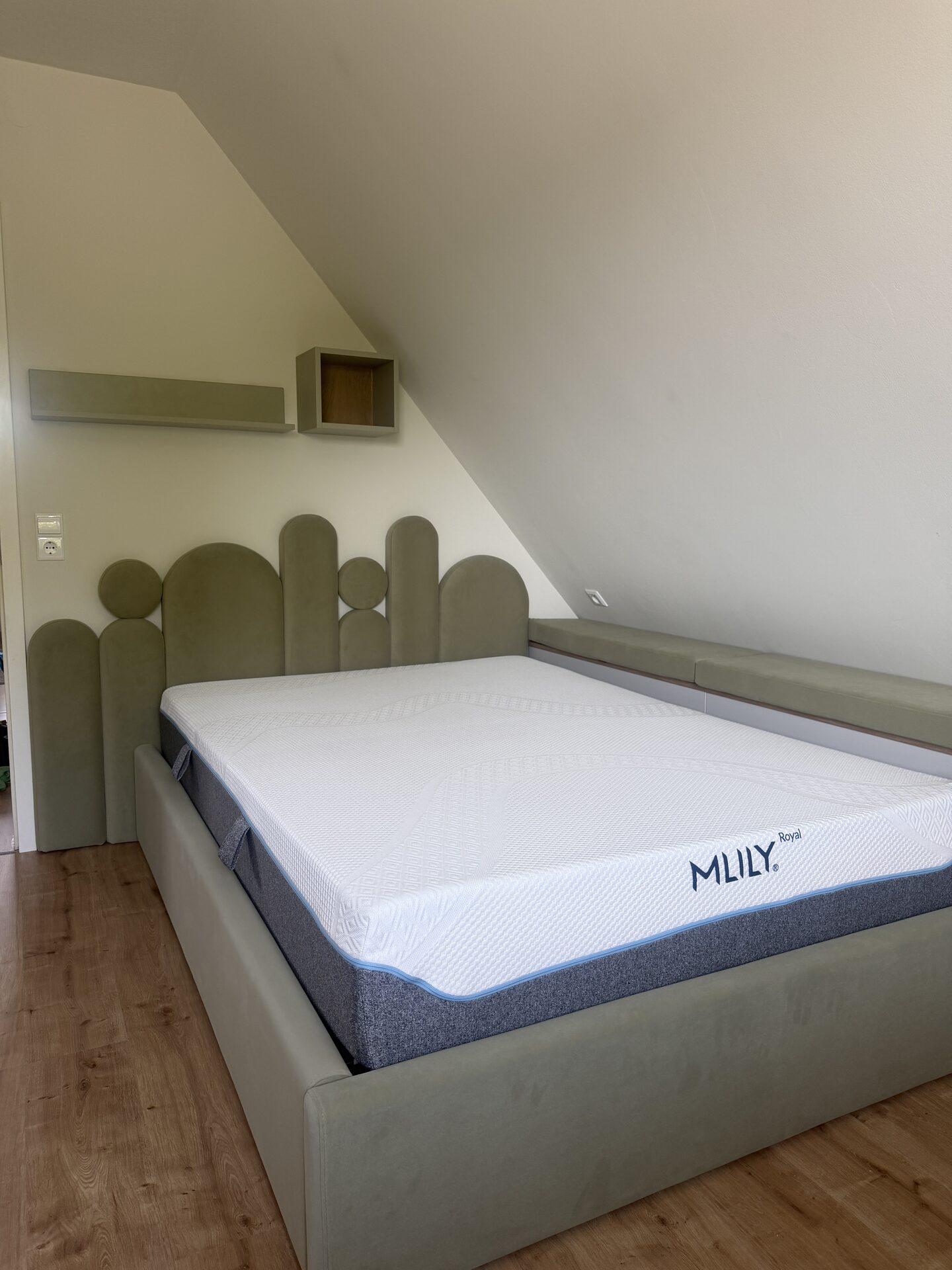 Dormitor modern - amenajare interioară
